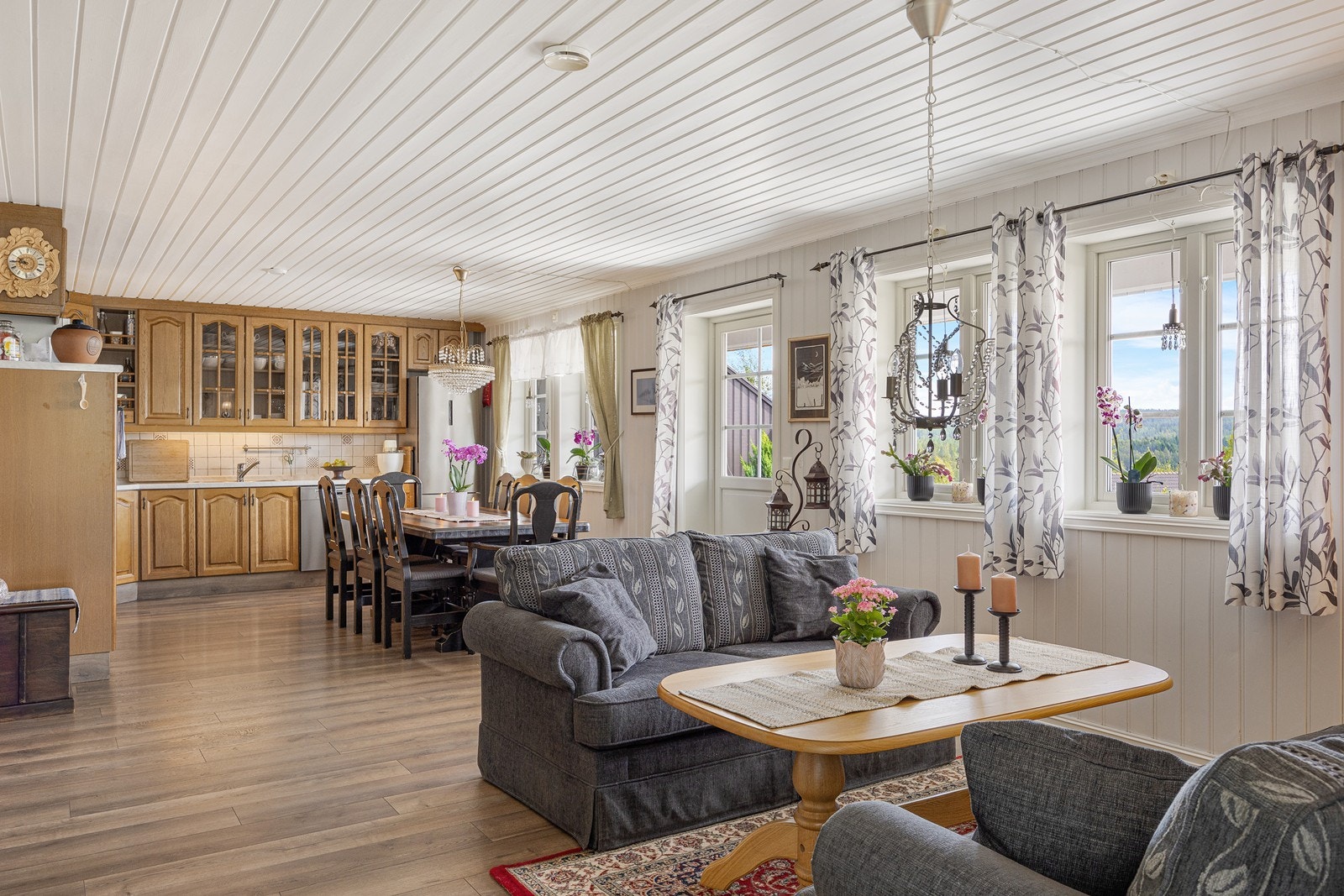 Stuen ligger i åpen løsning med spisestuen og kjøkkenet, og sammen danner de et stort, luftig og innbydende allrom med utmerket møbleringfrihet. Galleribilde