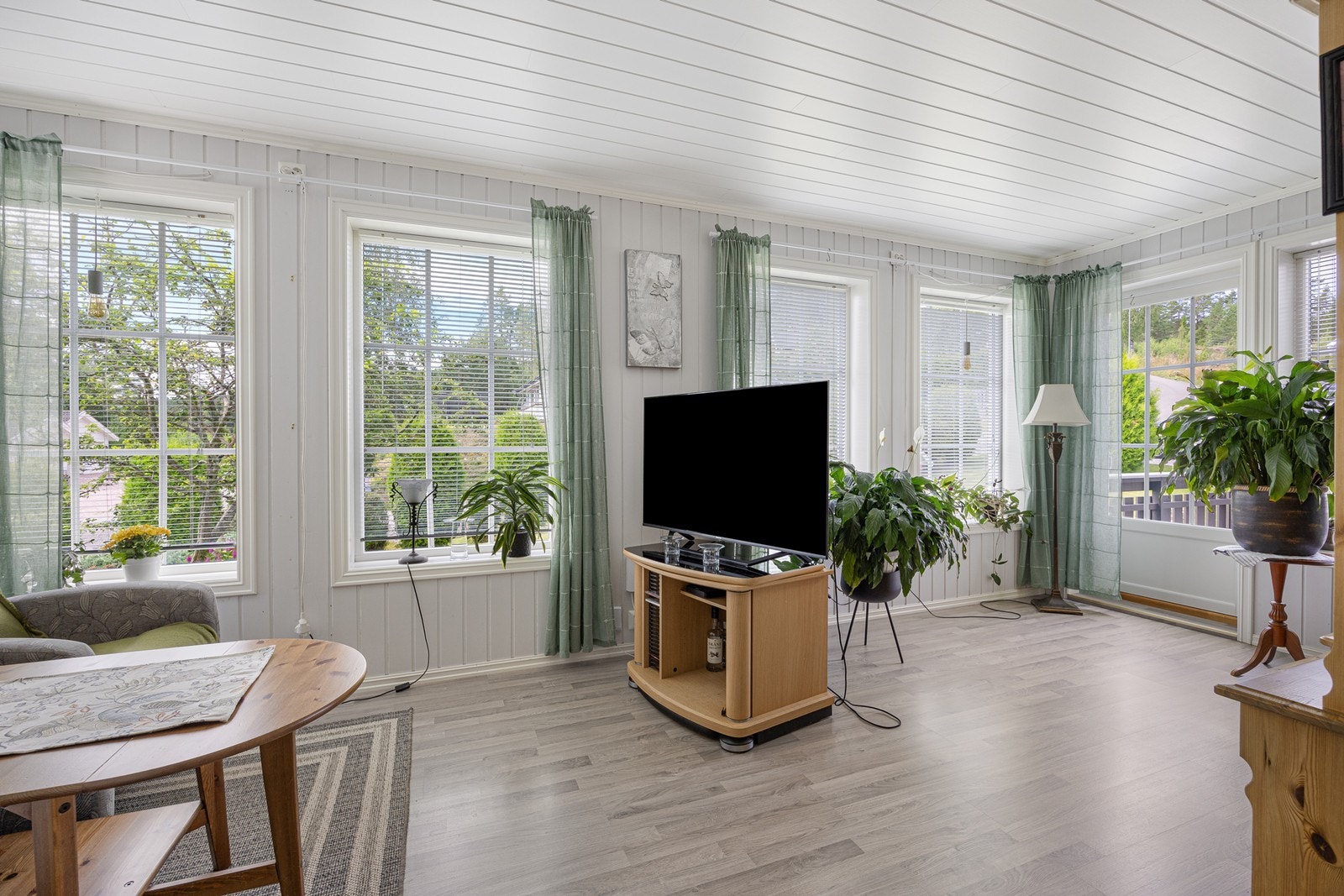 Hagestuen har utgang til en terrasse på ca. 27 kvm som strekker seg rundt hjørnet til inngangspartiet. Galleribilde