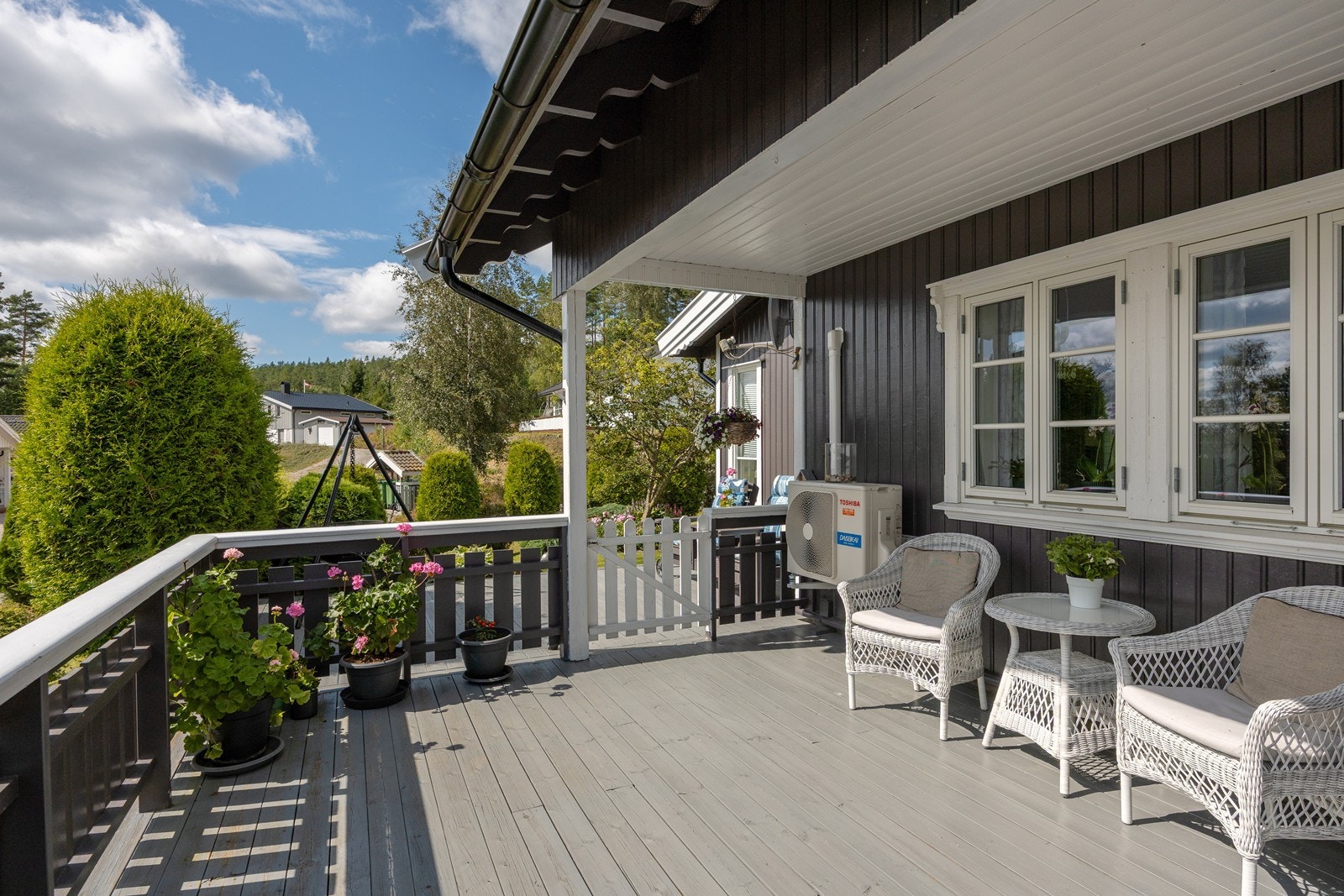 Boligen ligger ca. 5 minutters gange fra Rømskog barneskole, som er en fådelt skole. Det er skolebussordning til Bjørkelangen ungdomsskole. Galleribilde