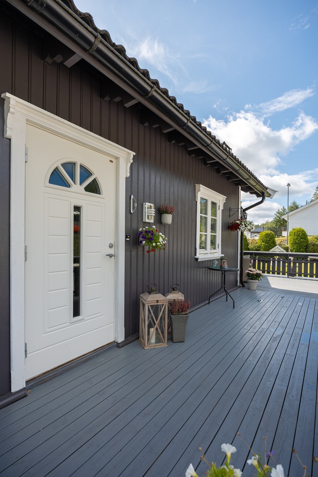 Boligen har et pent inngangsparti med gruslagt adkomst, nordøstvendt velkomstterrasse og veggmontert utebelysning. Galleribilde