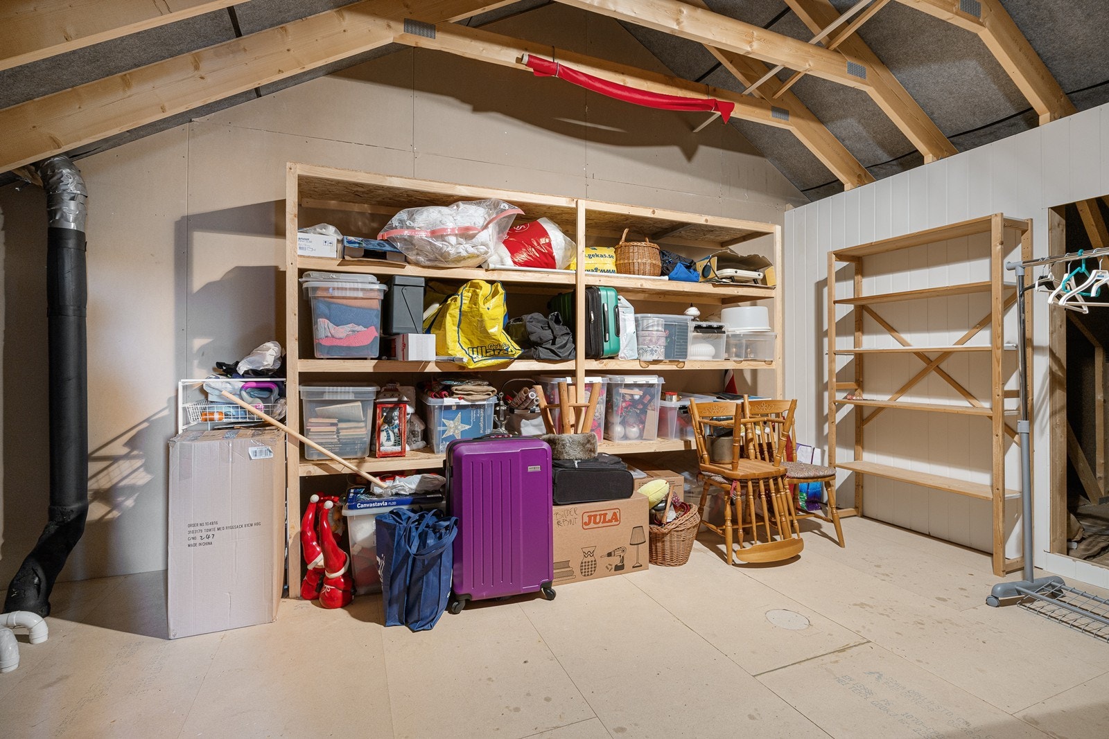 Bildet viser det uinnredede rommet i loftsetasjen. Rommet har god lagringskapasitet. Galleribilde