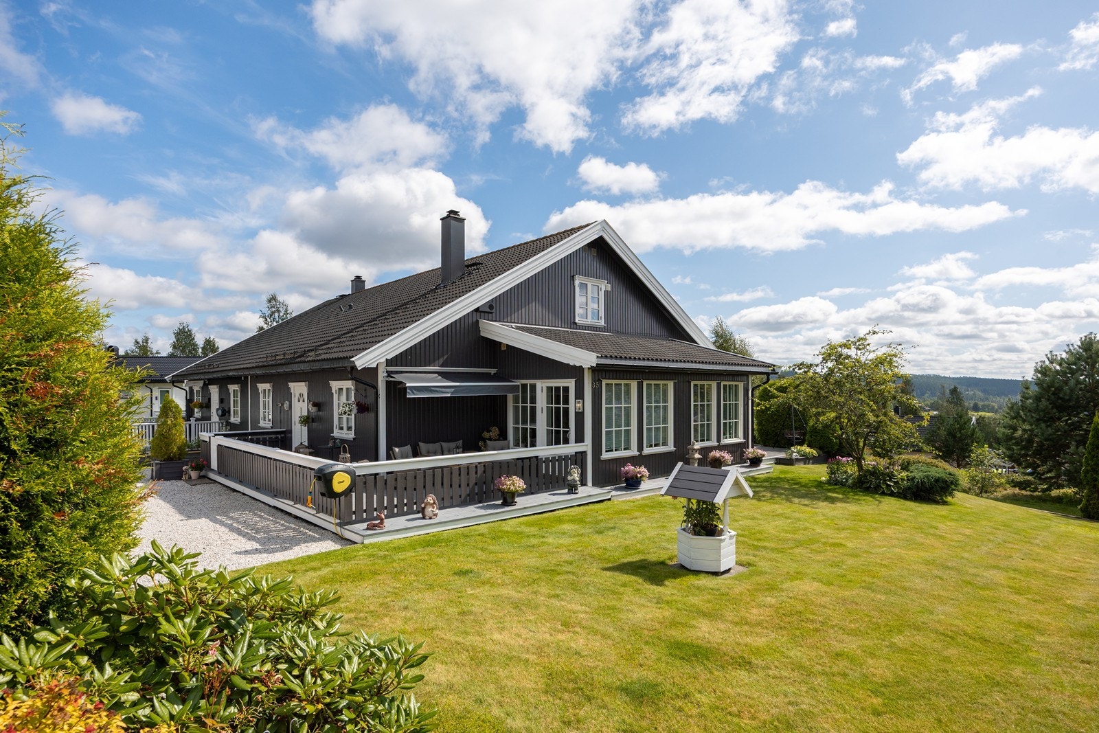 Eiendommen ligger landlig og barnevennlig til, kun 400 meter fra barneskolen og barnehage, og med kort vei til matbutikk, busstopp, idrettsanlegg og populære turområder. Galleribilde