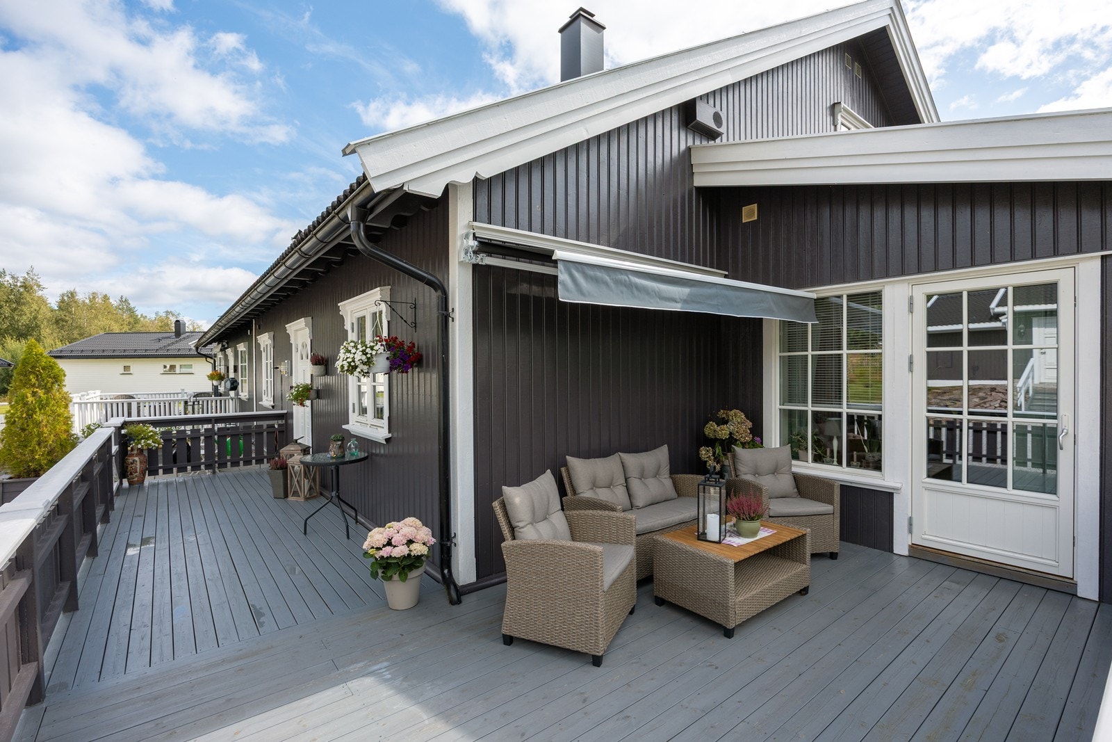 Ved inngangspartiet er det en herlig, vinklet terrasse på ca. 27 kvm. Her er det også dekke og rekkverk i tre, markise og utebelysning. Galleribilde