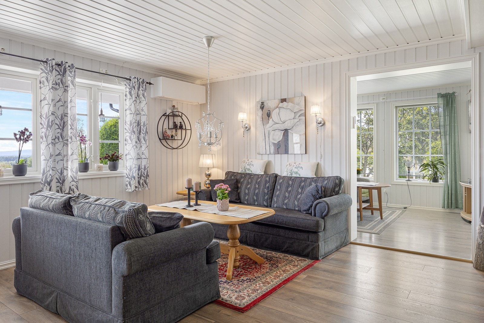 Fra allrommet er det utgang til en sydøstvendt, dels overbygd terrasse på ca. 34 kvm, og i 2013 ble det etablert en luftig hagestue på ca. 17 kvm med adkomst fra stuesonen. Galleribilde