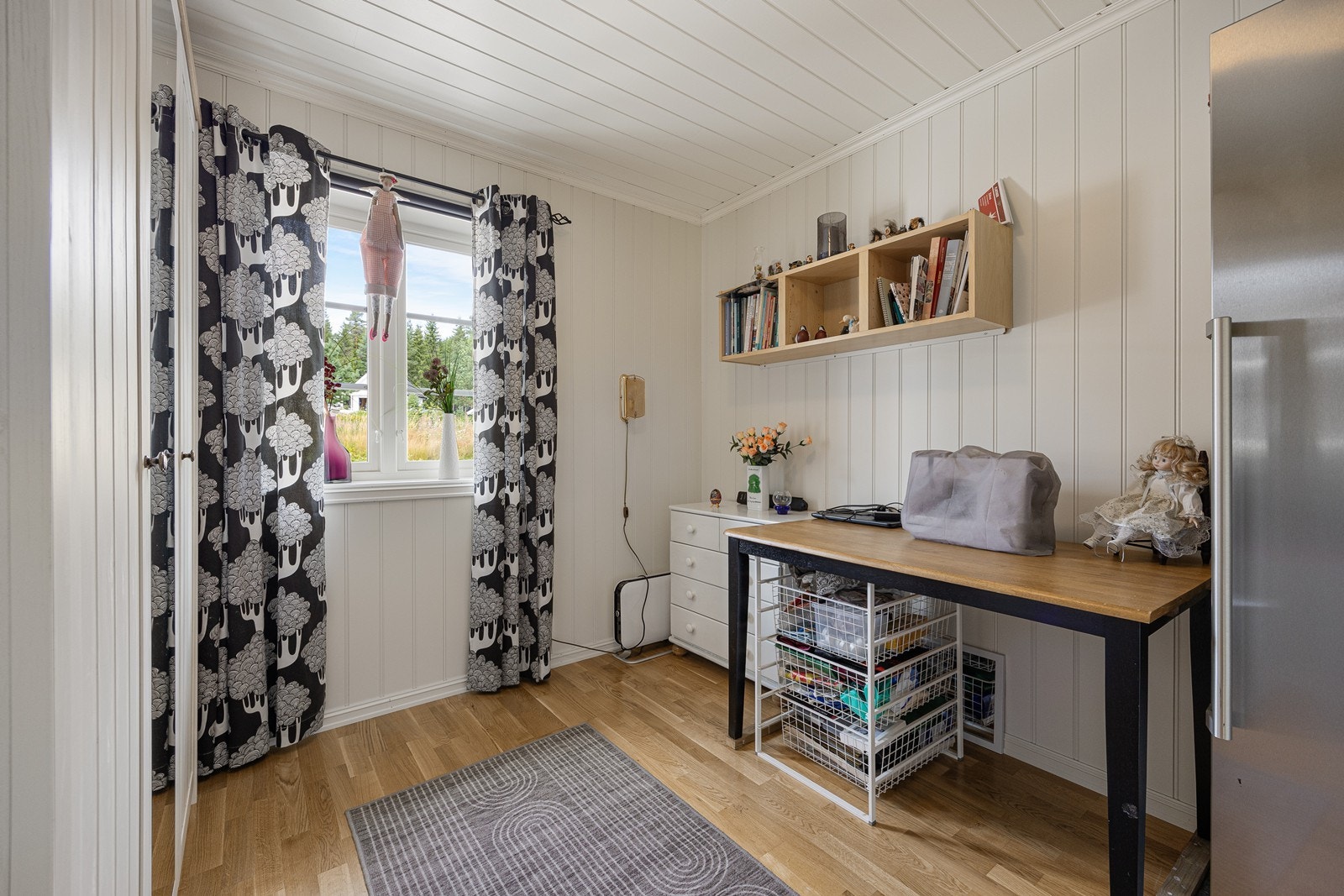 Det er garderobeløsninger på begge soverommene og i entreen, og mer oppbevaring- og lagringsplass fin Galleribilde