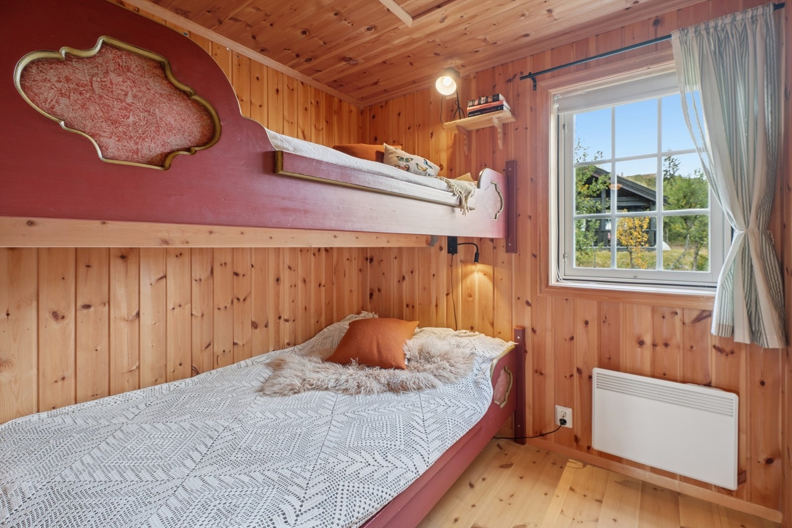 Fire av soverommene er innredet med plassbygde køyesenger. Galleribilde