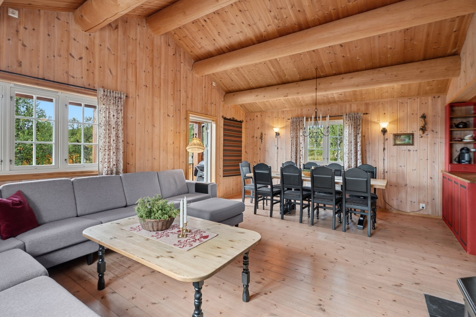 Her er det god plass til en hyggelig sofagruppe, ønsket medie-/oppbevaringsmøblement og et spisebord hvor en bedre middag kan nytes sammen med venner og kjente. Galleribilde