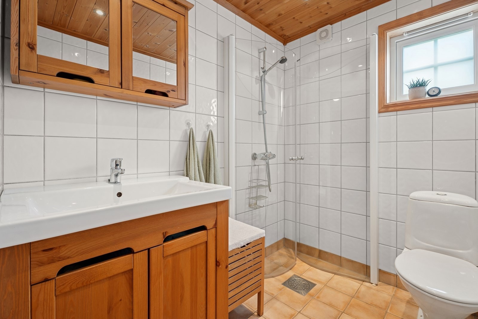 Badet har flislagte overflater og elektriske varmekabler i gulvet. Galleribilde