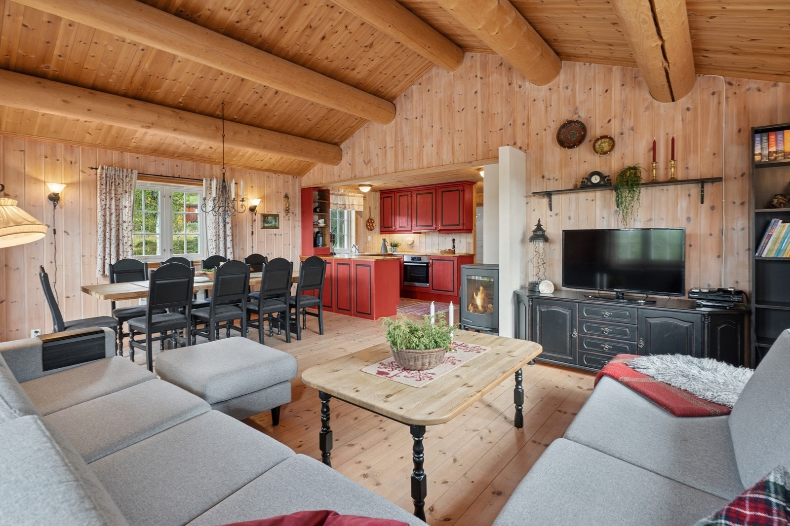 Kjøkkenet ligger i en åpen og sosial løsning med stuen. Galleribilde