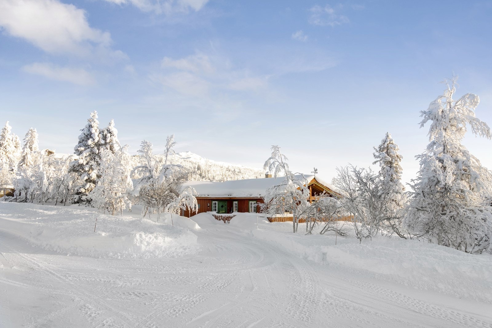 Du ønskes velkommen inn via en inngjerdet terrasse, som holder beitedyrene på avstand. God parkeringsplass til flere biler Galleribilde