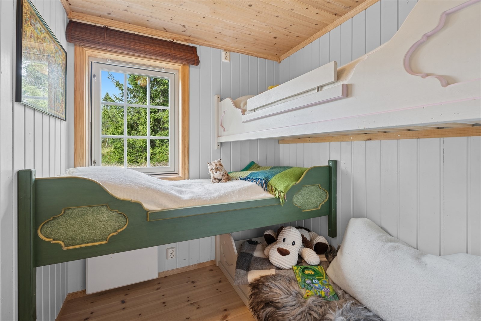 De plassbygde køyesengene utnytter arealet på en god måte og gir flere sengeplasser. Galleribilde