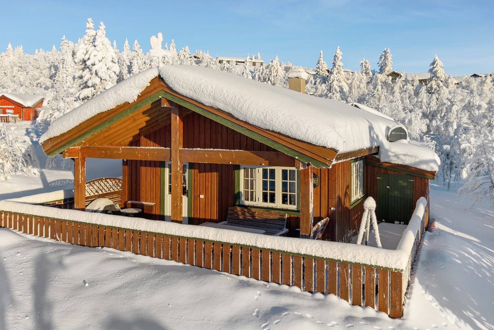 Fra stuen er det utgang til en stor terrasse på ca. 45 m², som er delvis overbygd Galleribilde