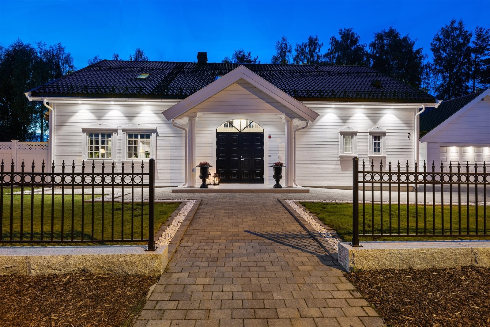 Tomten er parkmessig opparbeidet og det er lagt vekt på stramme linjer. Galleribilde