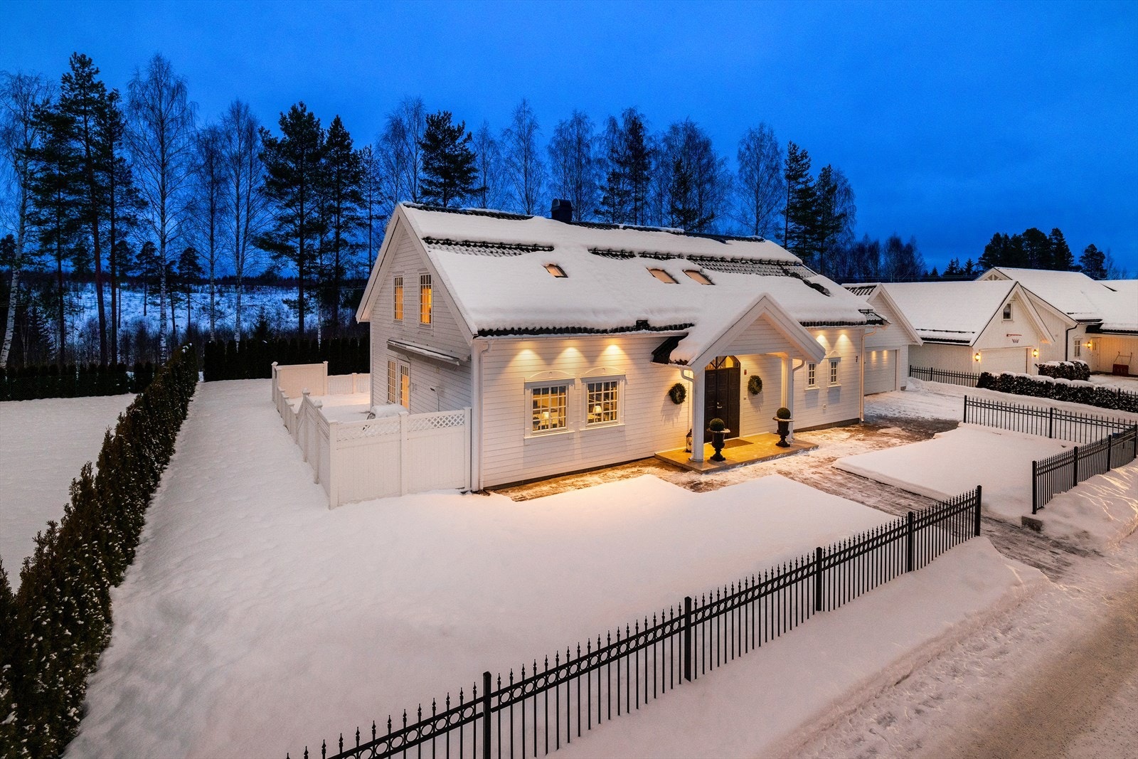 Tomten er nydelig opparbeidet og mot den interne veien er det fine smijernsgjerder. Galleribilde