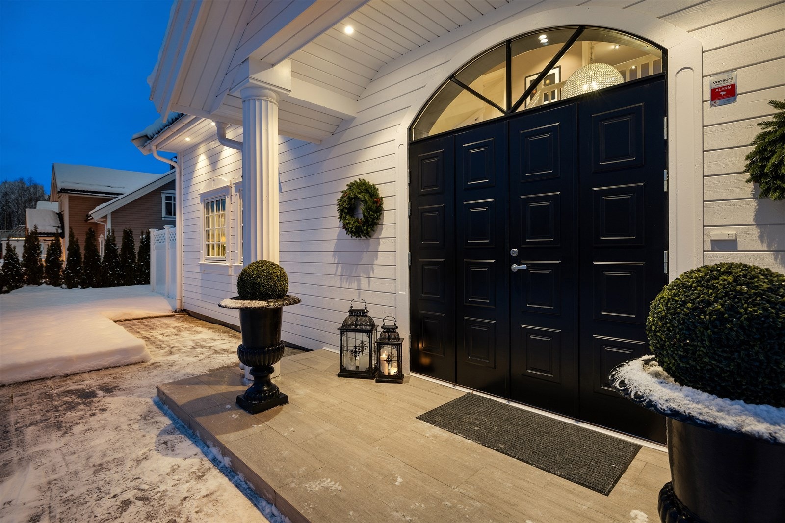 Tomten er flott opparbeidet med beleggningsstein foran garasje og frem til inngangspartiet. Senere i bildeserien ligger det bilder fra sommersesongen. Galleribilde