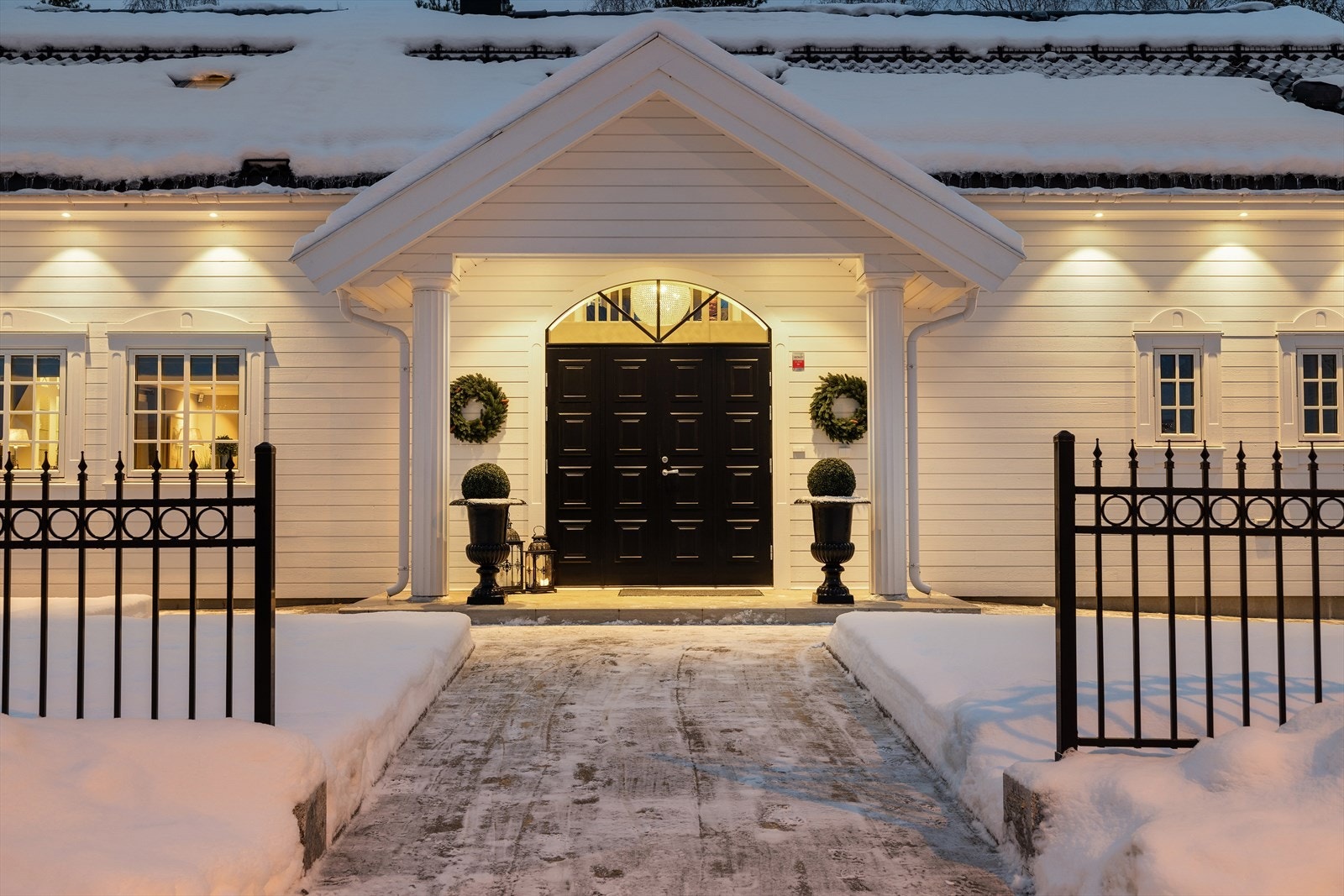 Boligen har en delikat tidløs fasade med eksklusive detaljer. Galleribilde