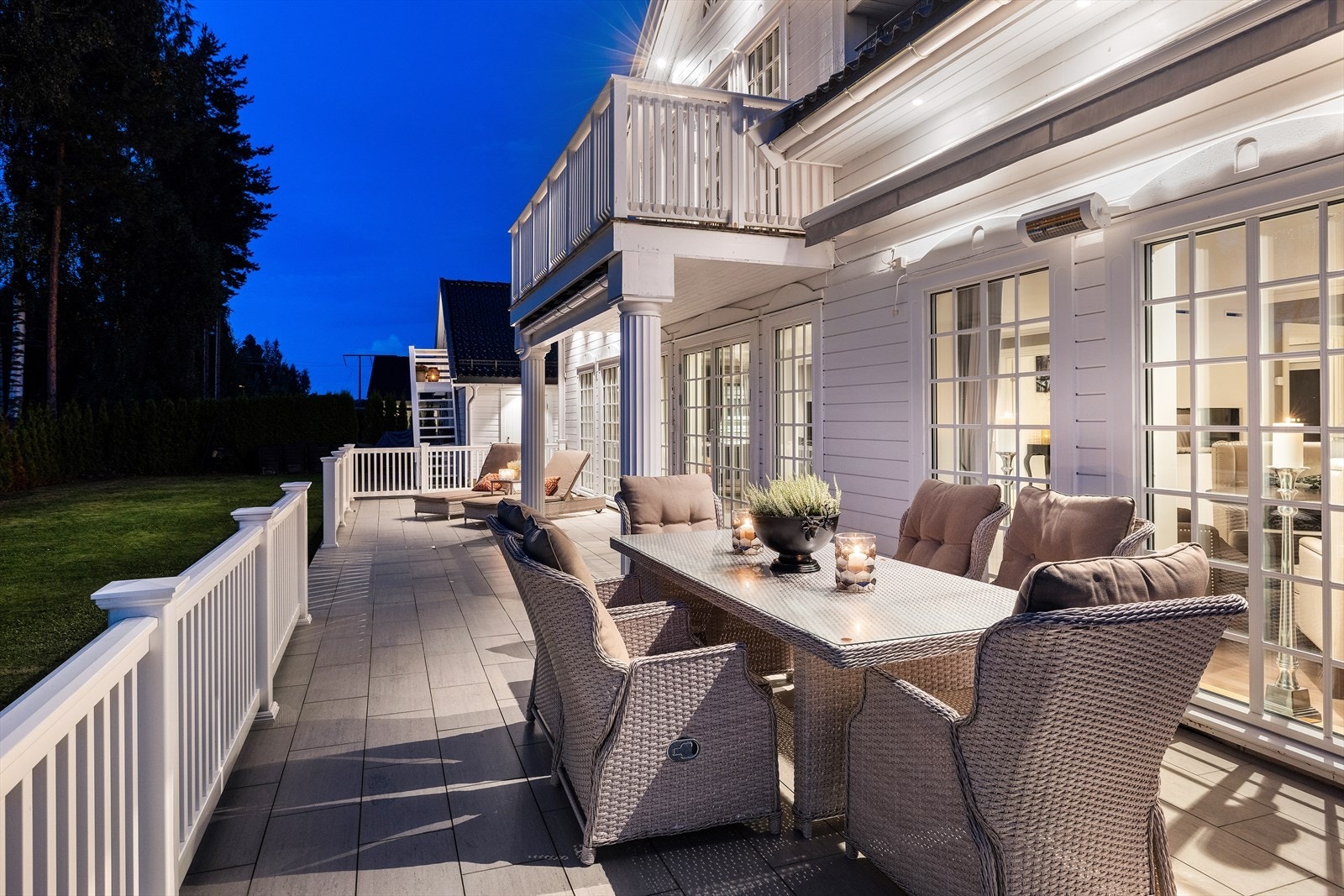 Terrassen er inndelt i fire soner og to av disse har motoriserte markiser og terrassevarmer for de kaldere kveldene. Galleribilde