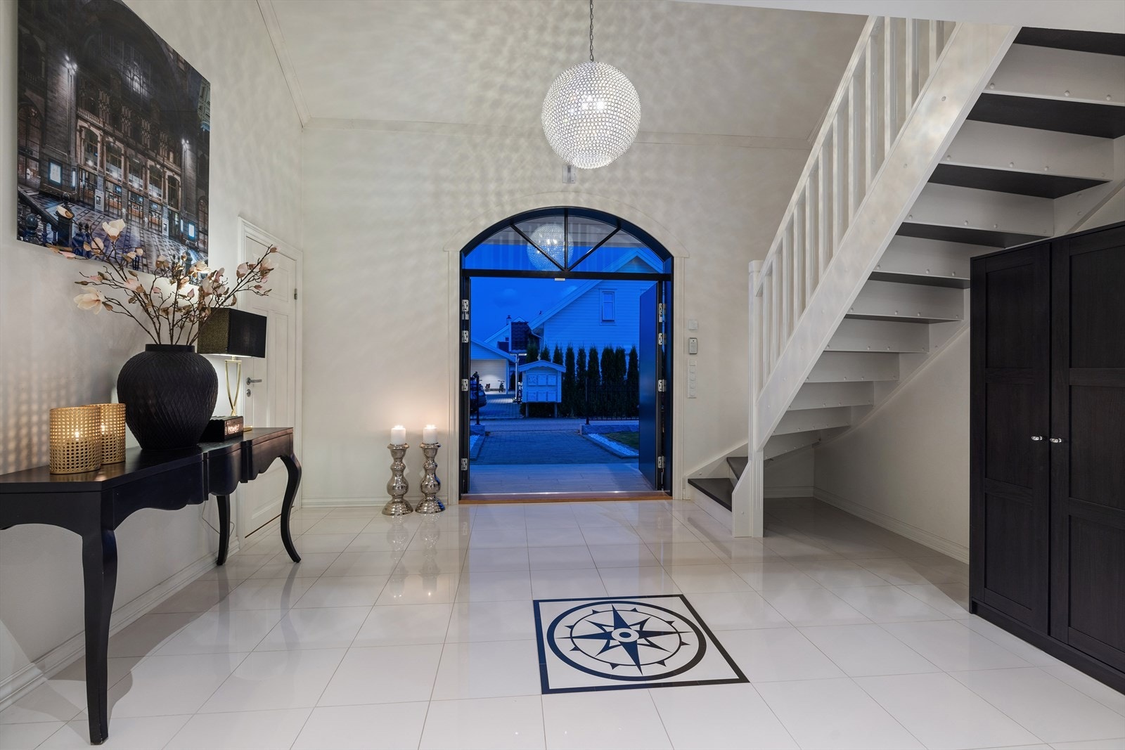 Vinduene over inngangsdøren sørger for et fint lysinnslipp i hallen. Galleribilde