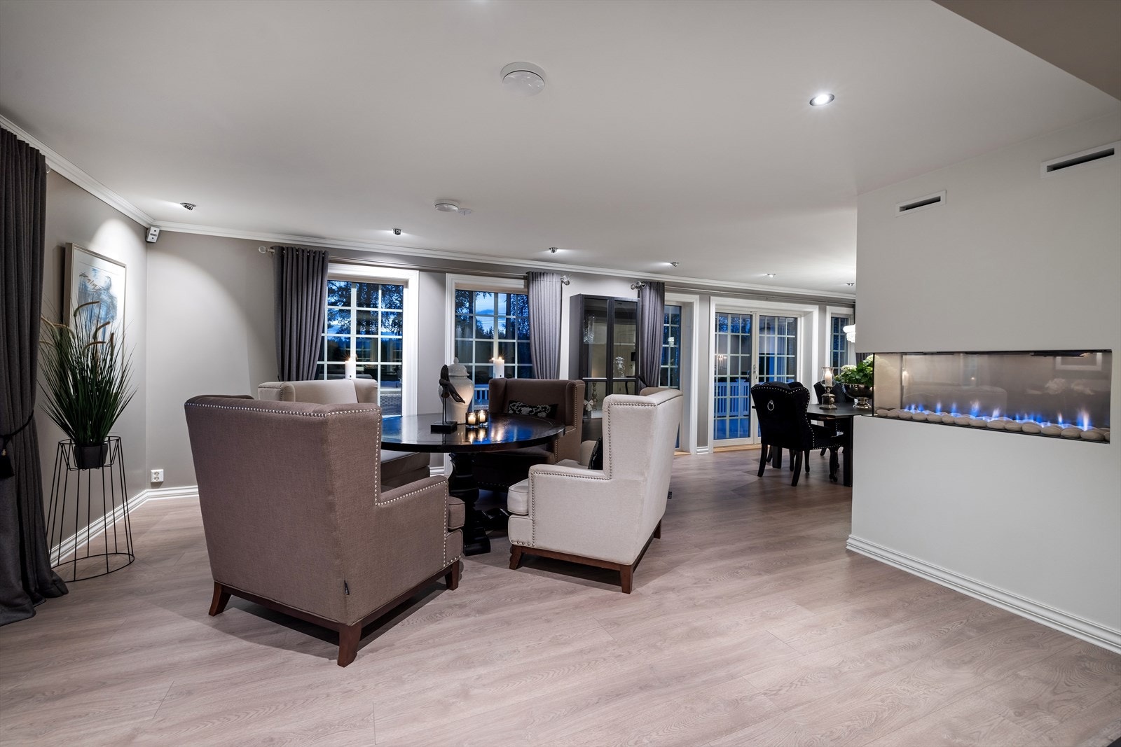 Man kan nyte peisen fra både kjøkken, spisestue og stue. Galleribilde