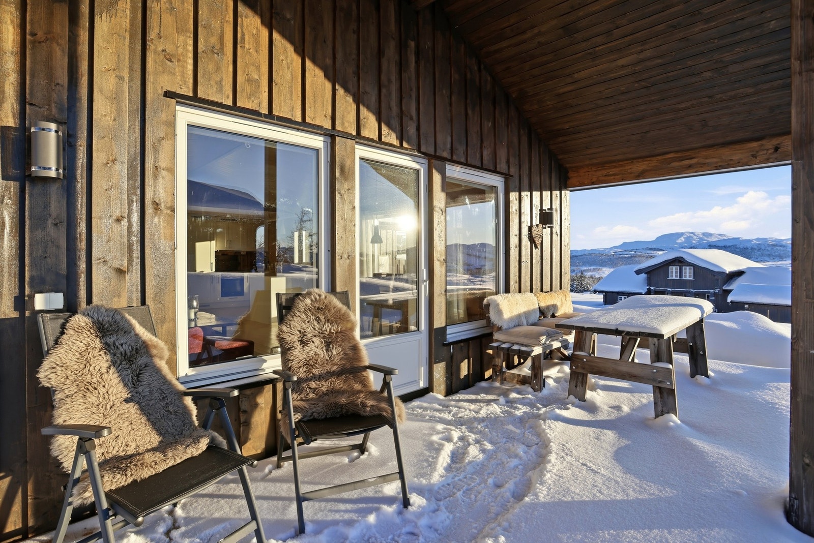 Sommer og høst er fjellheimen i Rauland et yndet sted for toppturer, sykling, fiske og bading. Terrengene på Flotebu byr på mange gode turområder Galleribilde