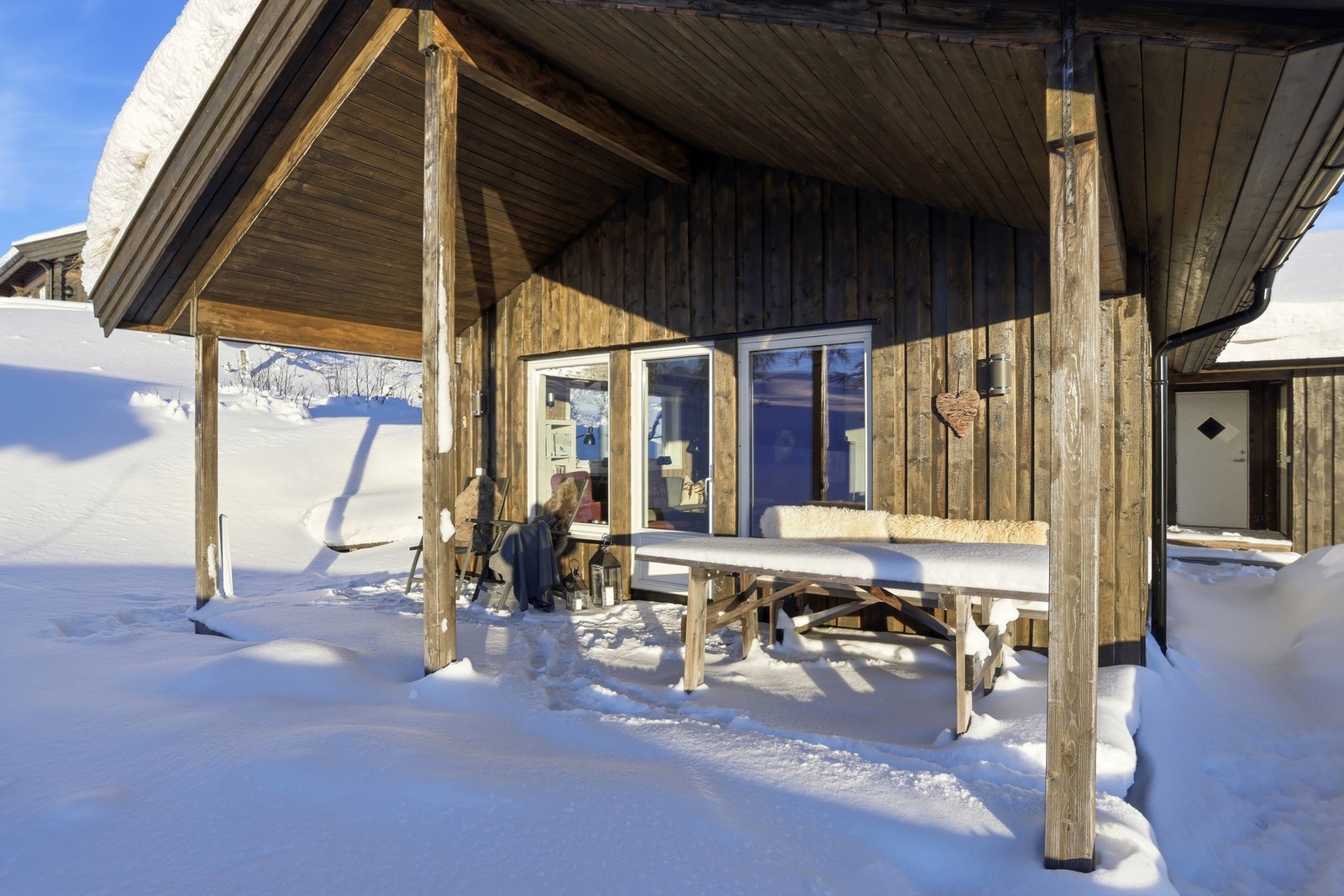 Hytta har fine uteområder, blant annet med overbygget terrasse. Gode solforhold, tett på langrennsløypene og usjenert utsikt over omgivelsene! Galleribilde
