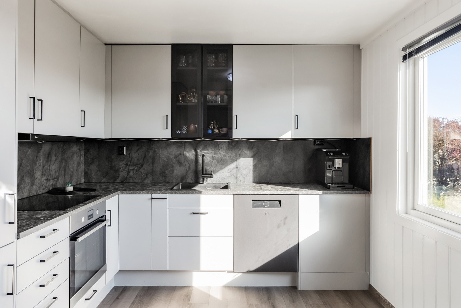 Kjøkkenet har godt med skap- og benkeplass og stort vindu med flott utsyn Galleribilde