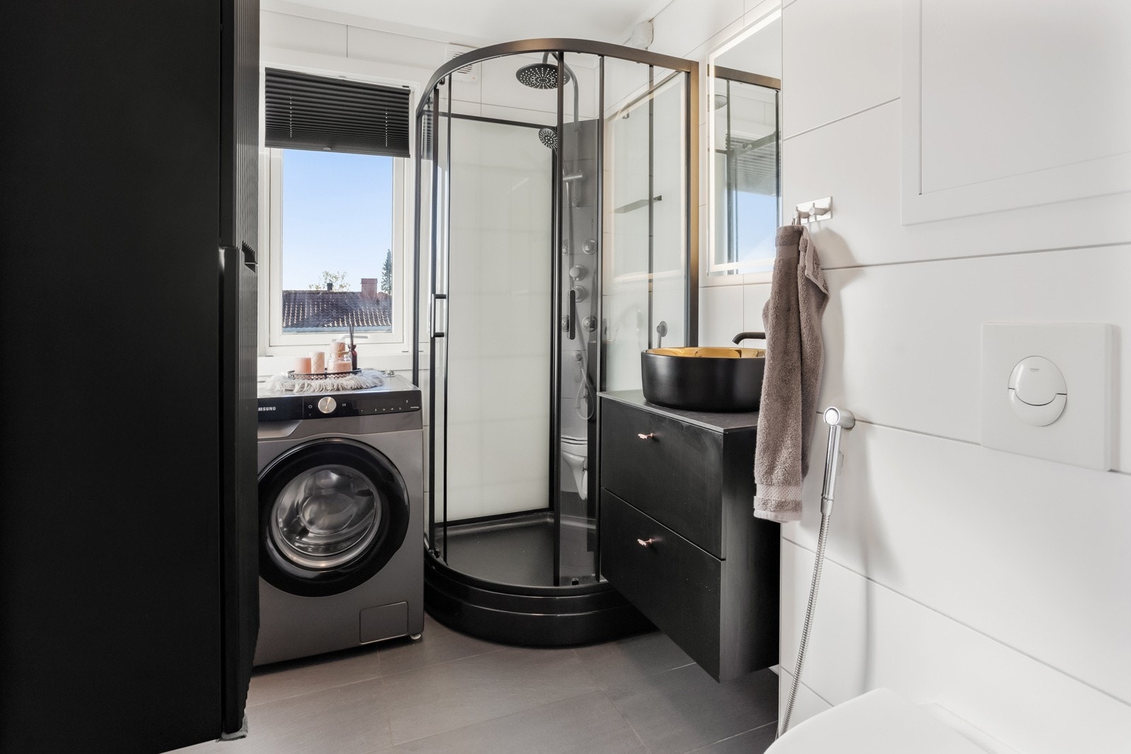 Fott bad fra 2017 med nyere innredning og dusjkabinett fra 2024 Galleribilde