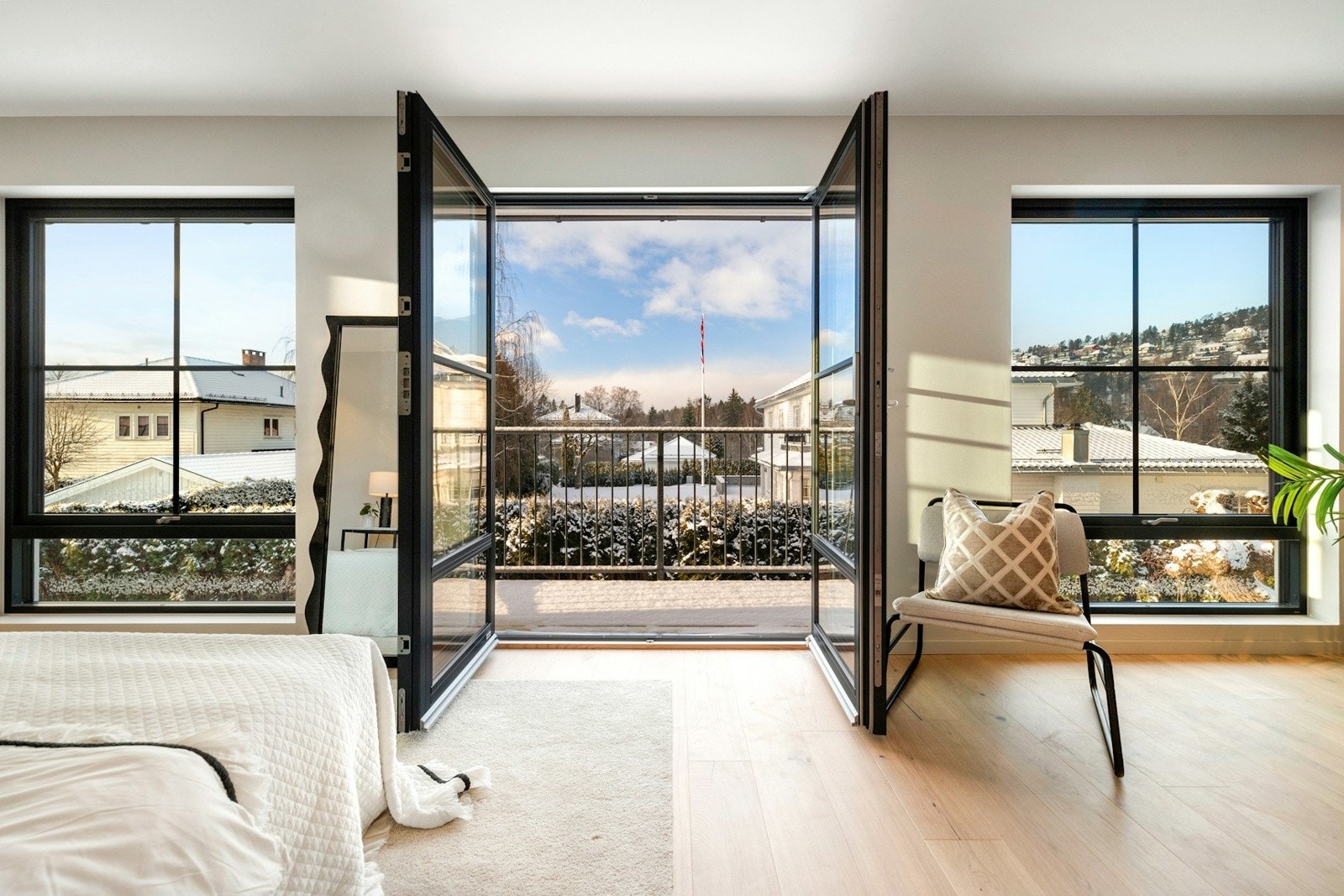 Videre har soverommet utgang til egen balkong via doble glassdører, perfekt for rolige morgener. Galleribilde