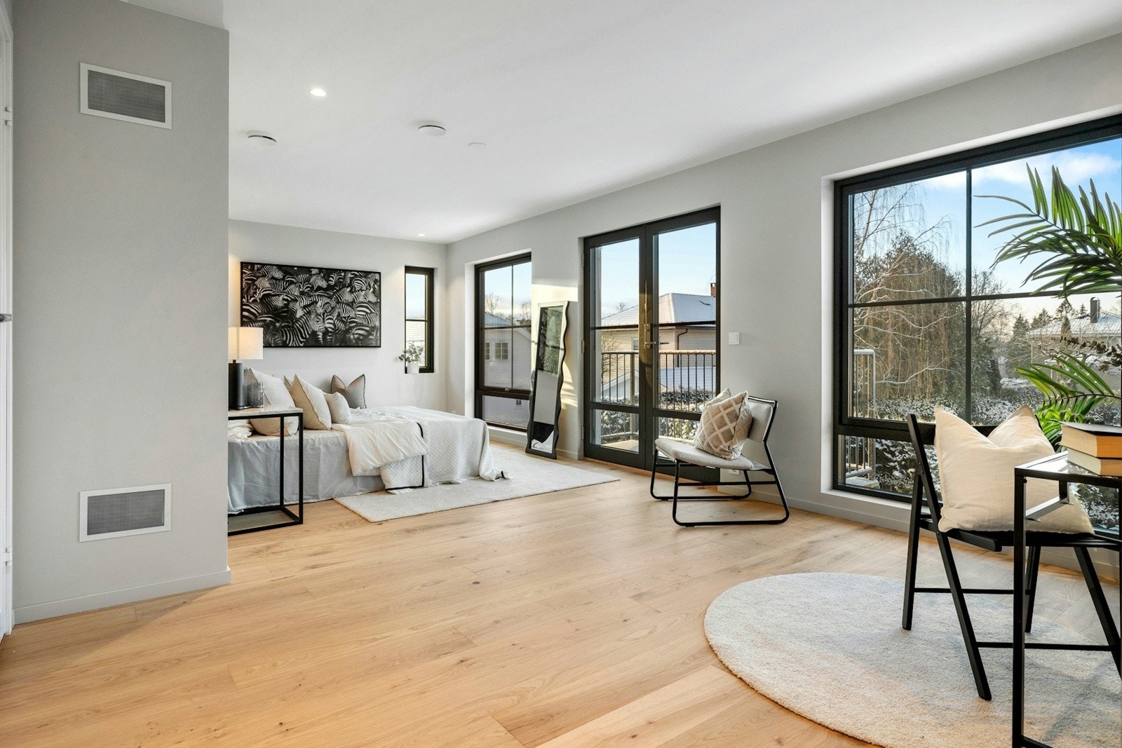 Hovedsoverommet er stort og romslig, med store vindusflater som gir rikelig med naturlig lys. Galleribilde