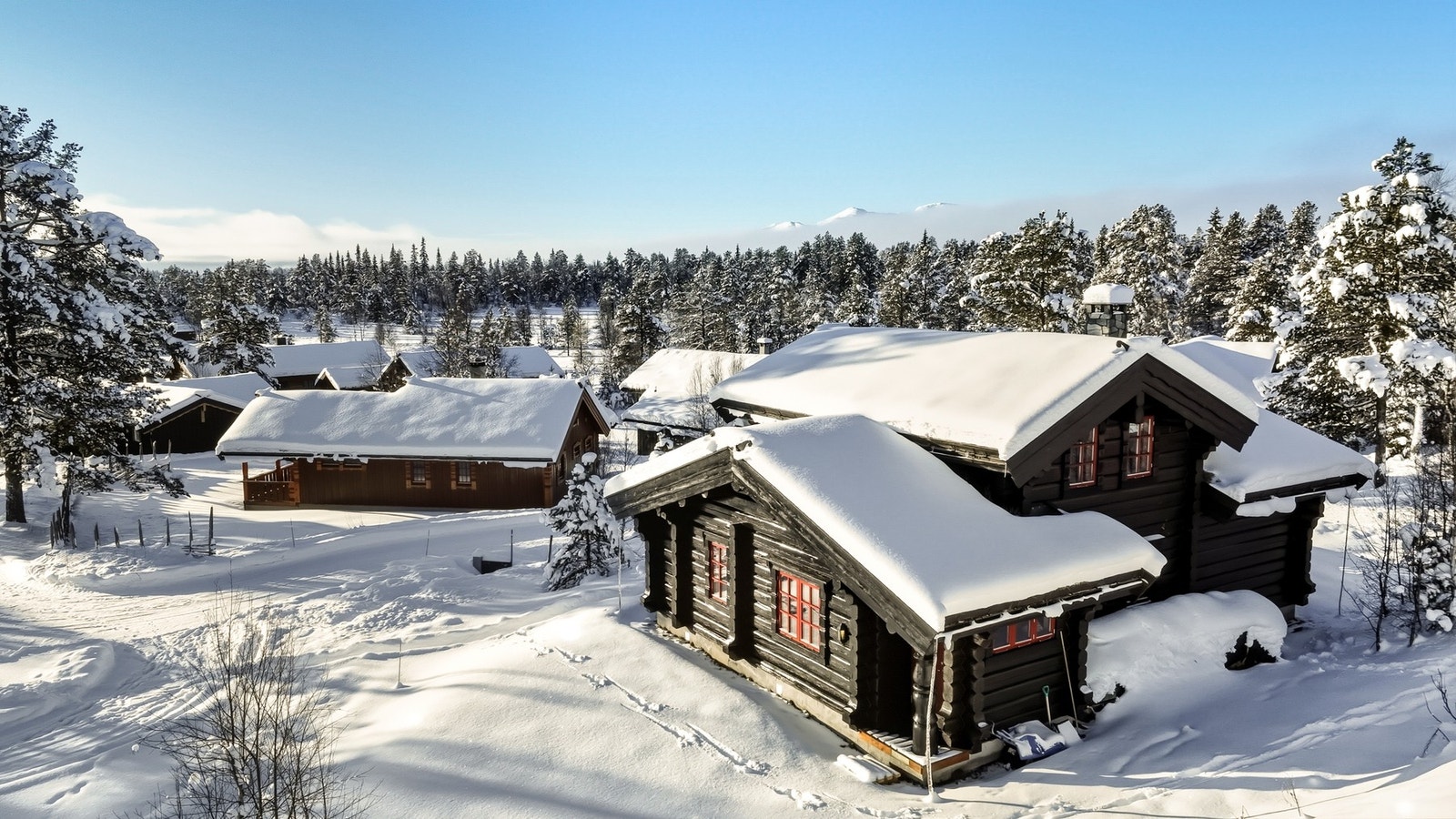 I sommerhalvåret finnes det utallige muligheter for flotte turer og toppturer i skikkelig høyfjellsterreng Galleribilde