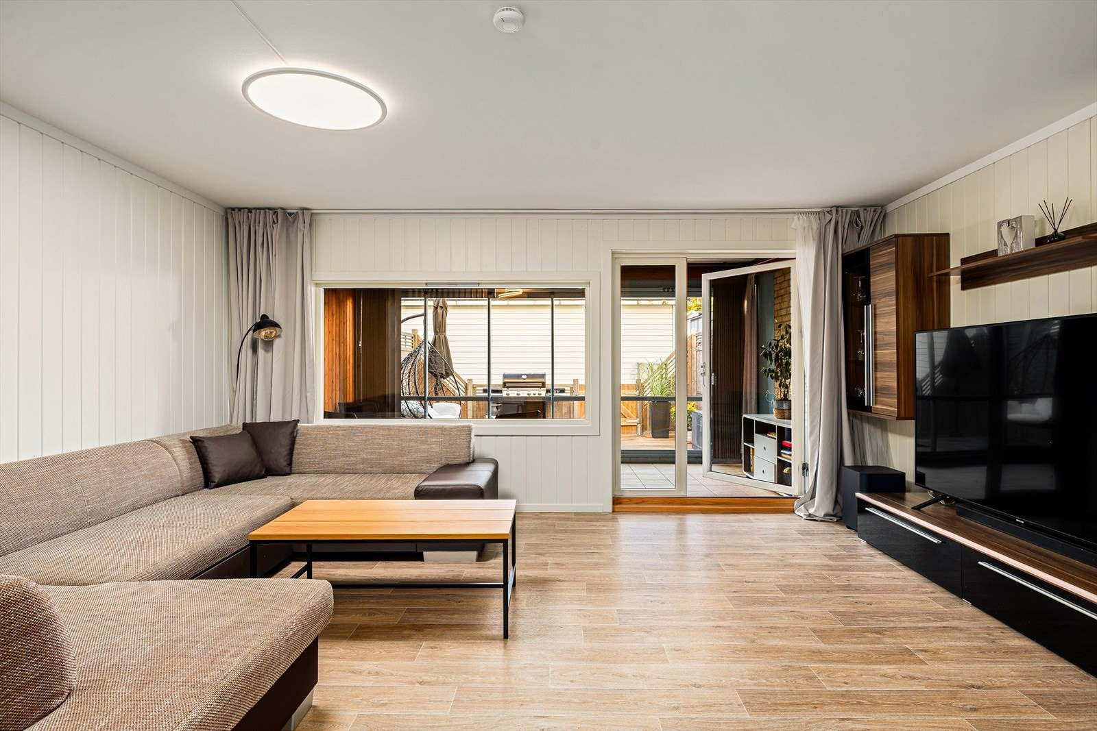 Utgang fra stue til 12,5 m² overbygd og innglasset terrasse fra ca. 2003/04 Galleribilde