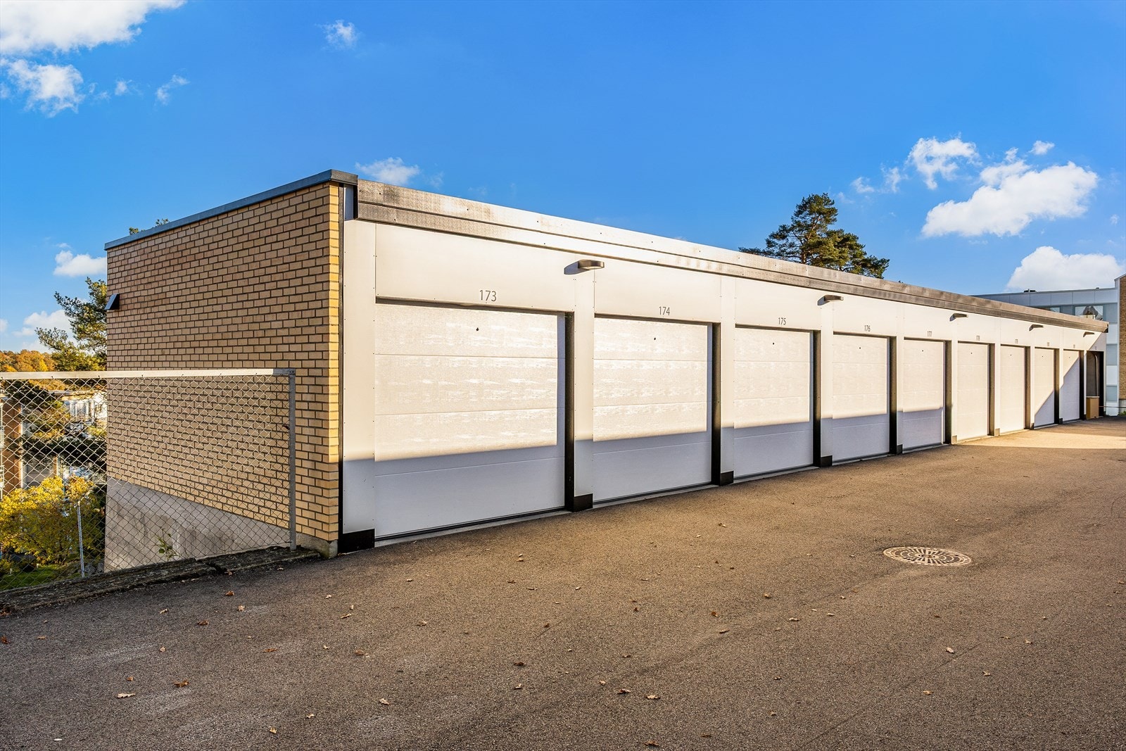 Medfølger nyere garasje i rekke (nr 174) Galleribilde