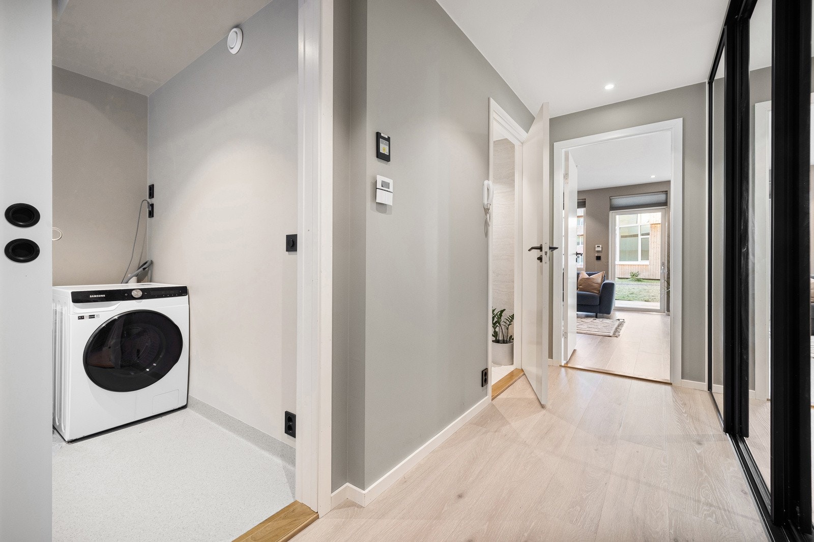 Stor skyvedørsgarderobe i gangen Galleribilde