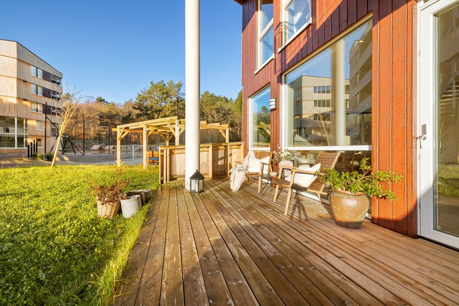 Terrassen er vendt mot sør-vest, og får formiddagssol og kveldssol til rundt kl 19/20 midtsommers Galleribilde