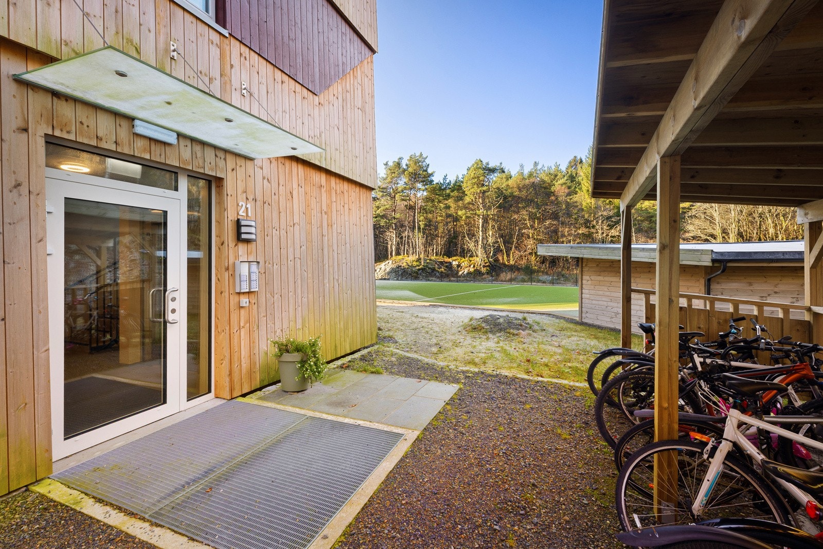 Det er sykkelparkering like utenfor Galleribilde