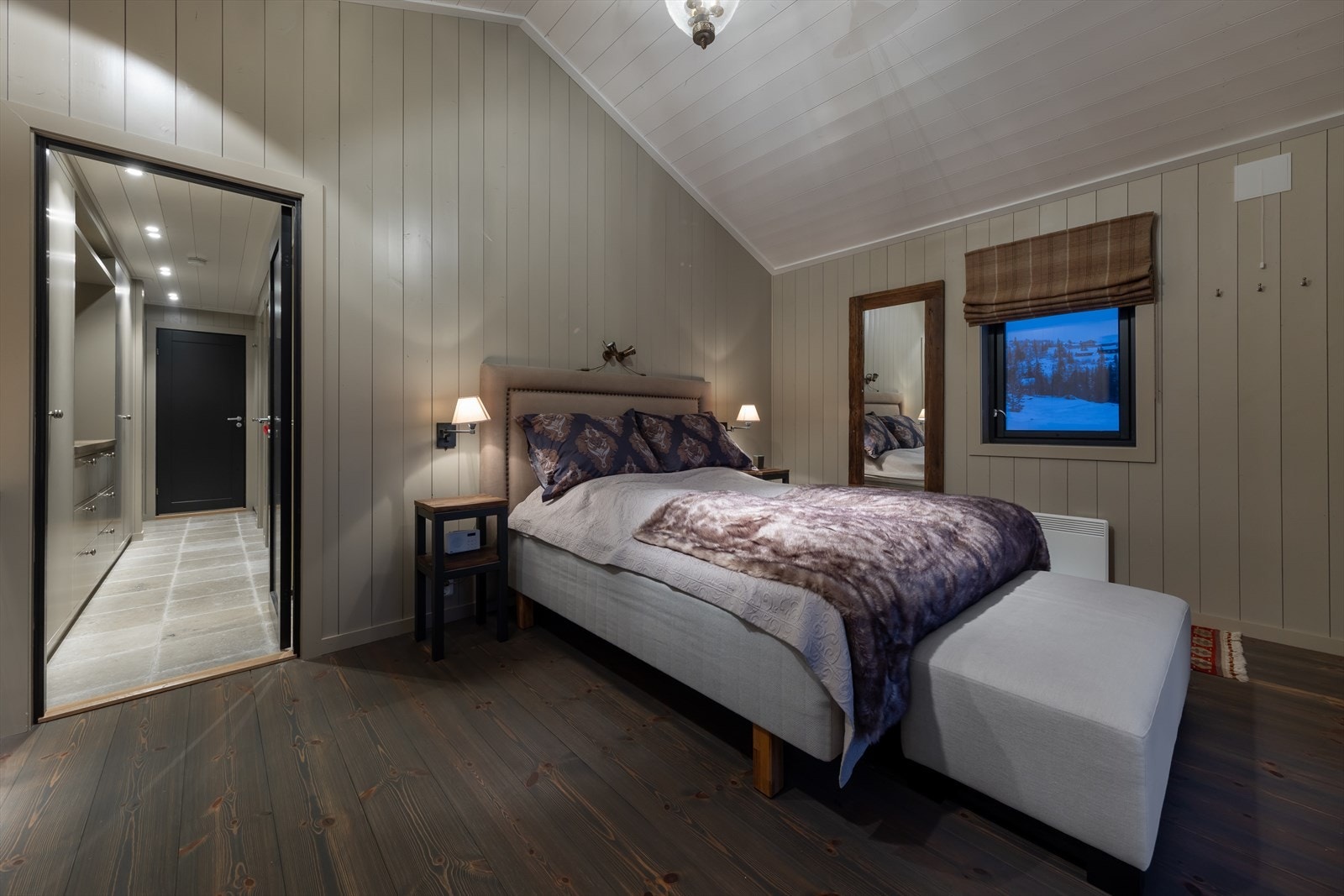 Soverom 1 med god plass til dobbeltseng og garderobeløsning Galleribilde