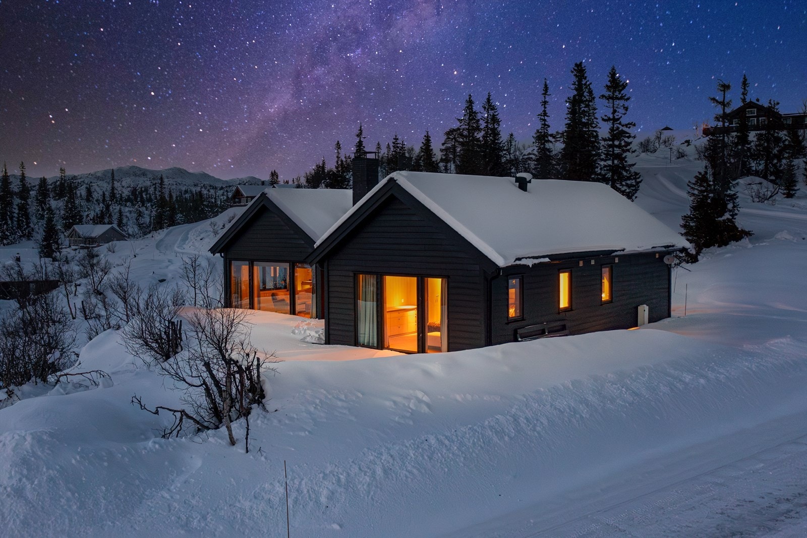 De store og mange vinduene sikrer nydelig lysinnslipp og gjør utsiktsopplevelsen fantastisk Galleribilde