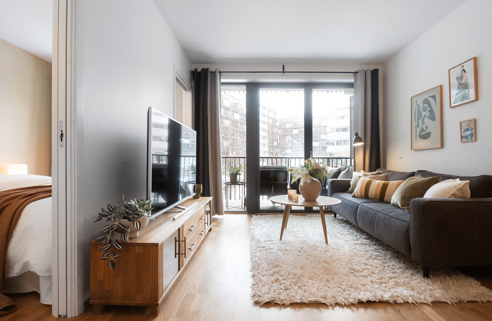 Soverommet nås fra entréen gjennom to skyvedører, én på hver side - en stilig og praktisk løsning for å utnytte boligens areal Galleribilde