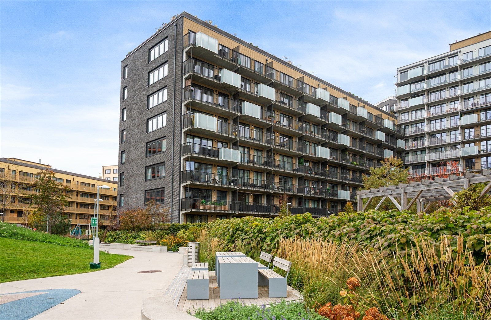 Eiendommen er pent opparbeidet med interne stikkveier og beplantning. Galleribilde