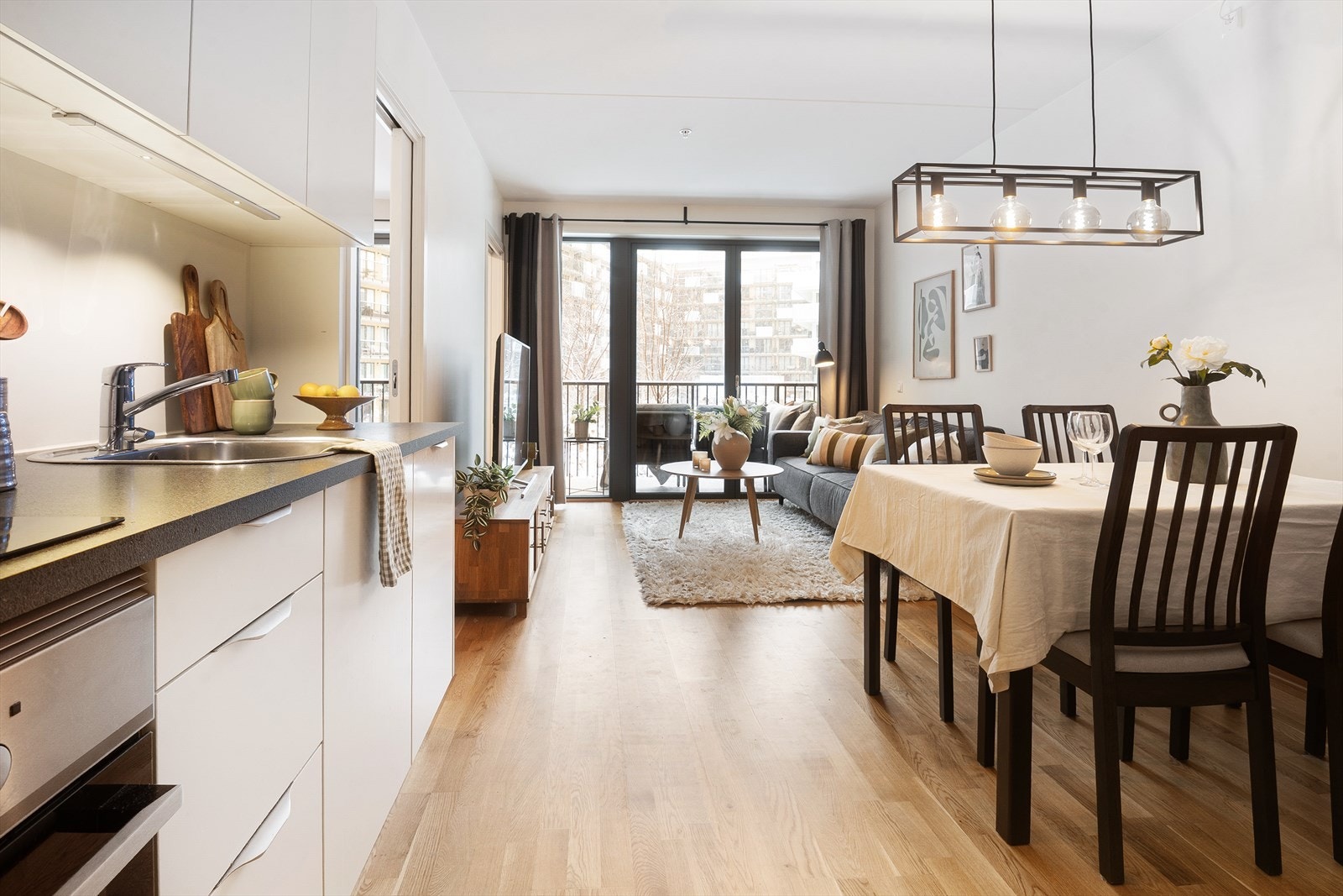 Den åpne løsningen skaper et sosialt rom med godt lys overalt. Galleribilde