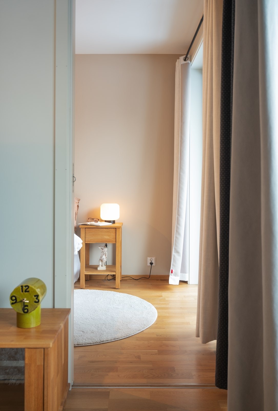 Gjennom hele leiligheten ligger et pent, velholdt parkettgulv. Galleribilde