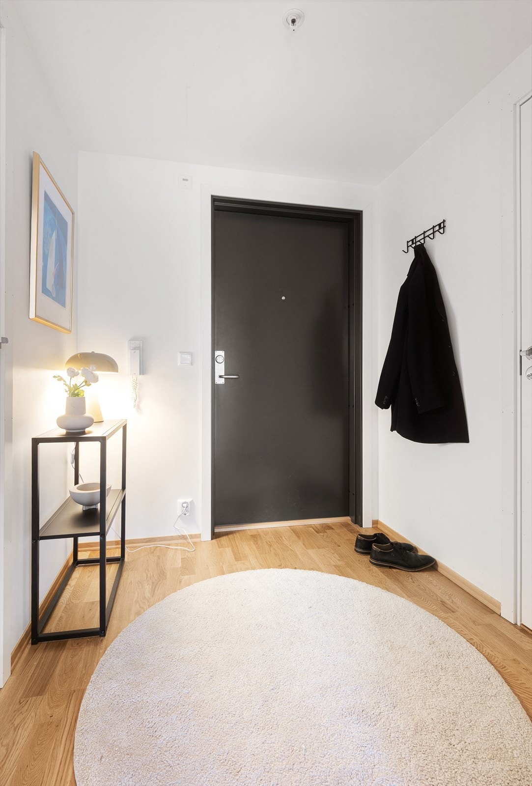 Entréen har parkett på gulvet og plass til oppbevaring av yttertøy. Galleribilde