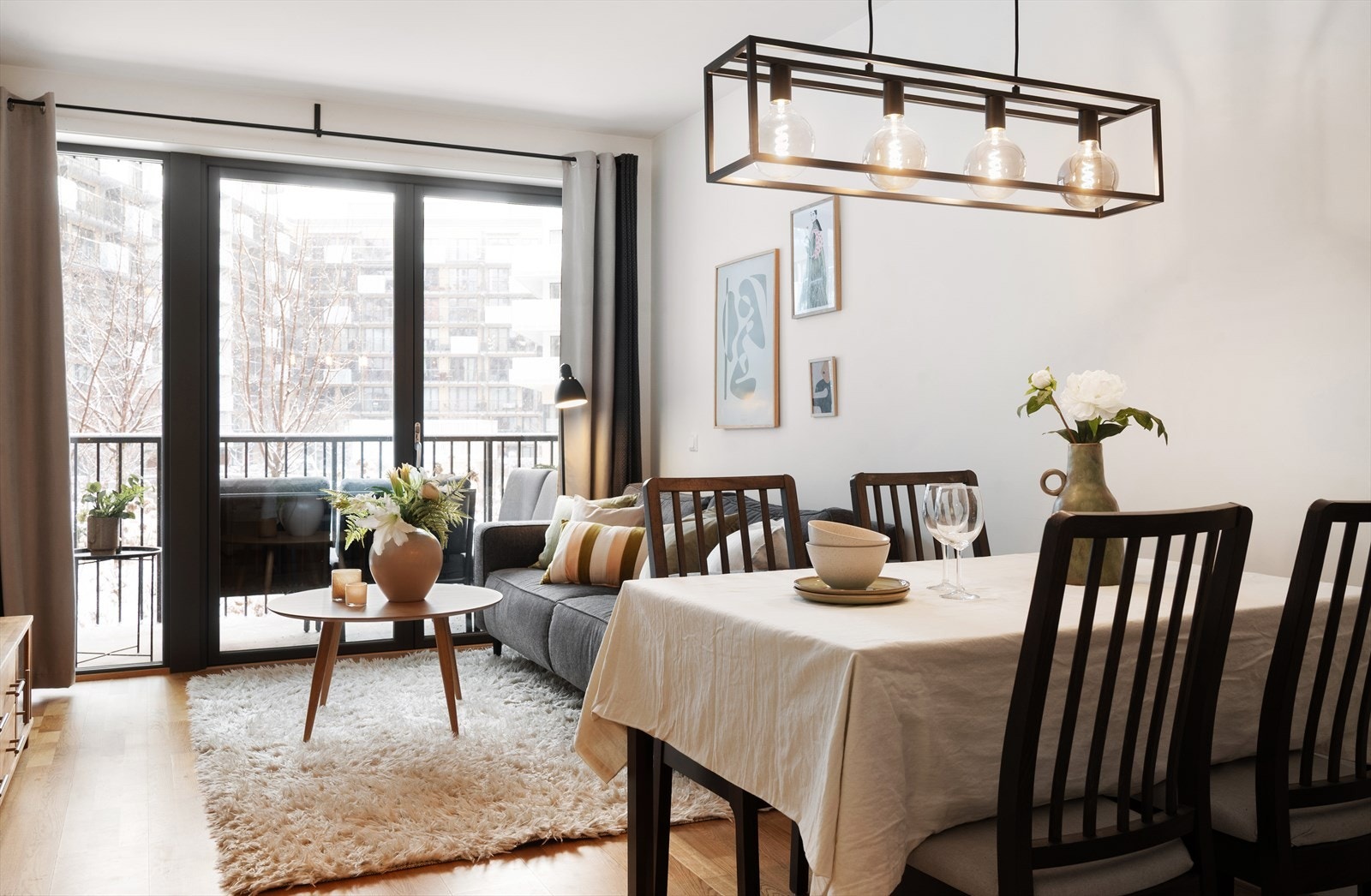 Lys og romslig stue med store vindusflater og rikelig innslipp av naturlig lys. Galleribilde