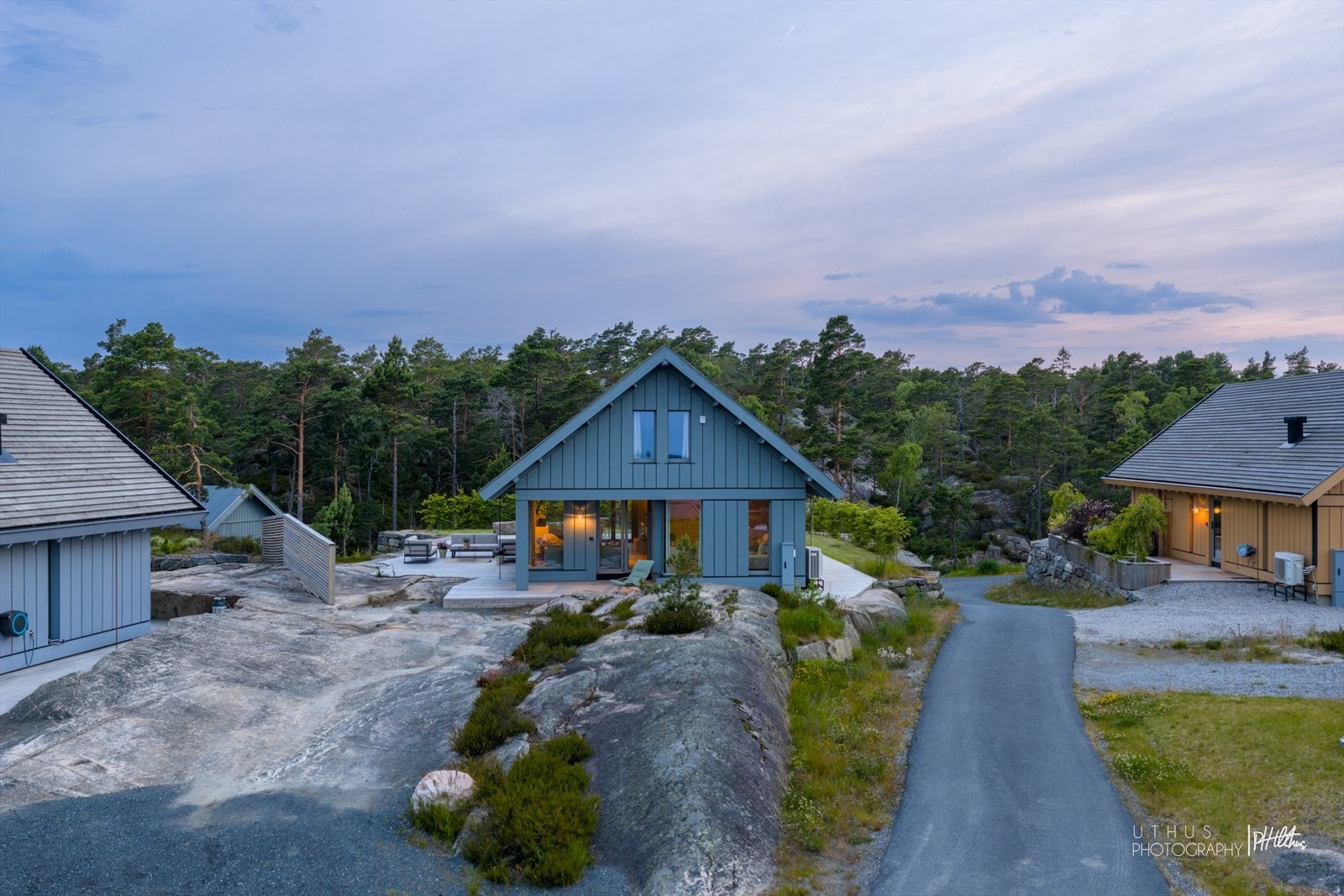 Tomten har fastlandsforbindelse, noe som gjør adkomsten enkel uavhengig av værforhold og fergetider. Galleribilde