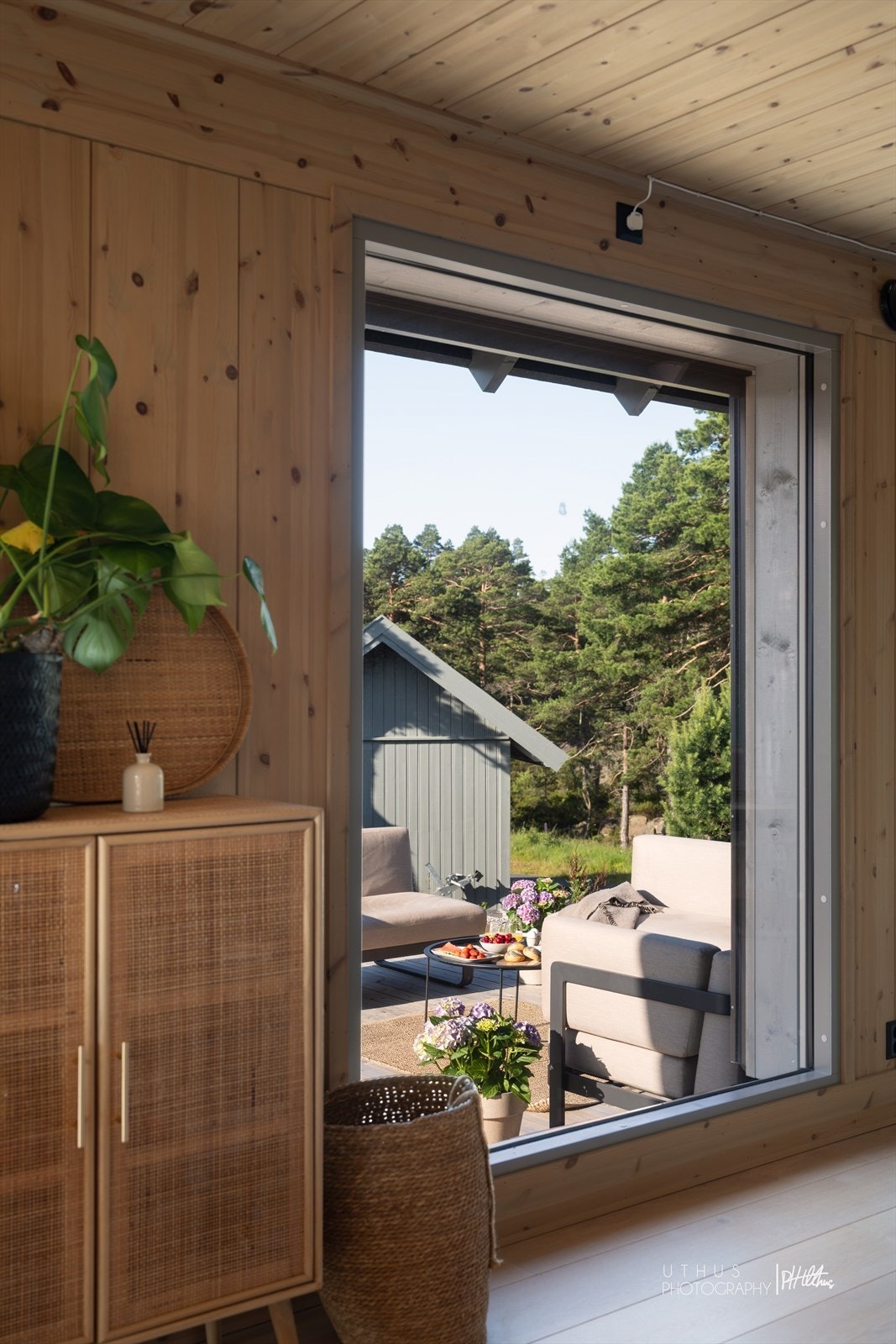 Rommene er designet for å gi et lyst og luftig innemiljø, med store vindusflater som slipper inn rikelig med dagslys. Galleribilde