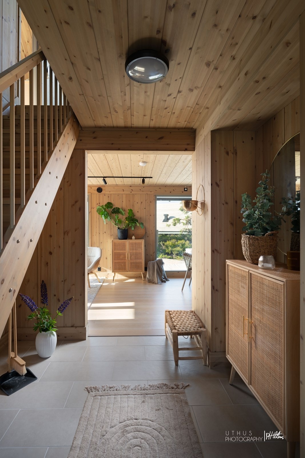 Hytta har heltre eikegulv på laminat (21cm) og vegger med beiset VY-limtre-panel (furu). Det er fliser på gulv i hall, vaskerom og bad. Galleribilde