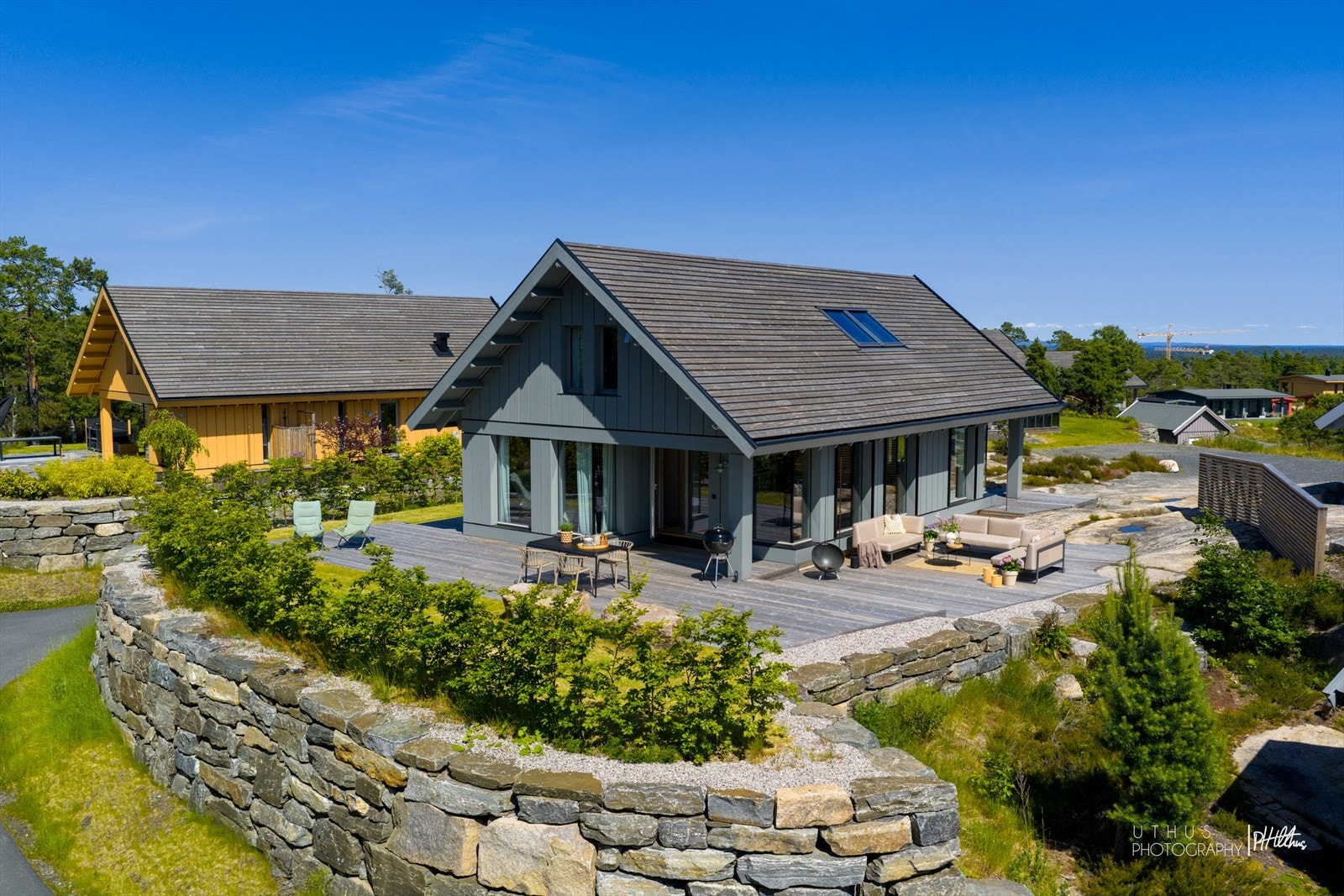 Det er gjort betydelige ekstrainvesteringer for å løfte hytten og tomten, som har resultert i en av de råeste hytteeiendommene på Sydri. Galleribilde