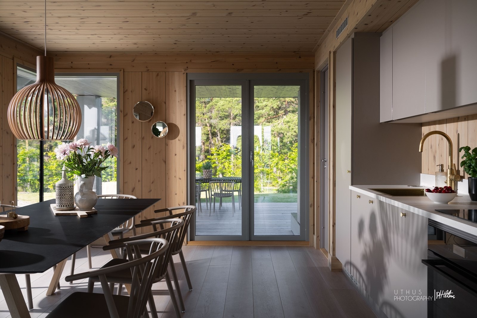 Fra kjøkkendelen er det utgang til uteplass mot vest med utekjøkken og kveldssol. Galleribilde