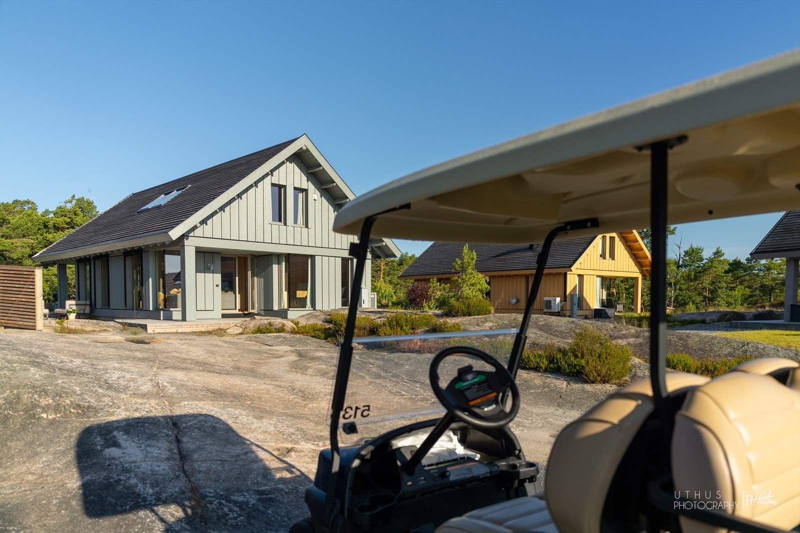 Kombinasjonen av sen kveldssol, sjøutsikt/sjøglimt og ikke minst beliggende i en blindvei, gjør denne hytta til en av de mest attraktive på området. Galleribilde