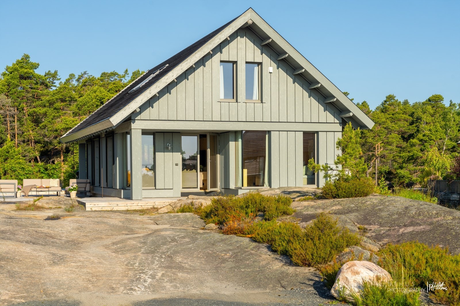 På tomtens østside er det flotte, naturlige svaberg. Det er pigget ut i fjellet langs veien og støpt klar plate til bod/golfbilgarasje. Galleribilde